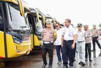 Dirlantas Polda Kalsel Kombes Pol Dr M Fahri Siregar menyampaikan, pengecekan dilakukan keseluruh armada angkutan dan para sopir, di Terminal Tipe A Gambut Barakat, Kabupaten Banjar,  Senin (22/12/2025) (SuarIndonesia/Ist)