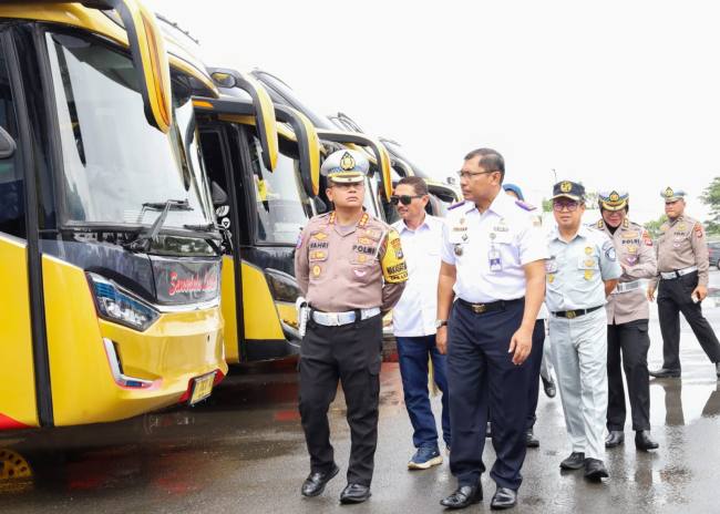 Dirlantas Polda Kalsel Kombes Pol Dr M Fahri Siregar menyampaikan, pengecekan dilakukan keseluruh armada angkutan dan para sopir, di Terminal Tipe A Gambut Barakat, Kabupaten Banjar,  Senin (22/12/2025) (SuarIndonesia/Ist)