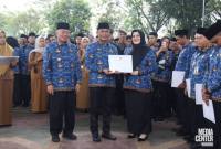 Kepala Badan Kepegawaian Negara (BKN) Republik Indonesia, Zudan Arief Fakrulloh didampingi  Gubernur Kalsel, H. Muhidin, di halaman Kantor Gubernurl, Banjarbaru, Selasa (23/12/2025). (SuarIndonesia/Adv)