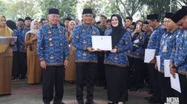 Kepala Badan Kepegawaian Negara (BKN) Republik Indonesia, Zudan Arief Fakrulloh didampingi  Gubernur Kalsel, H. Muhidin, di halaman Kantor Gubernurl, Banjarbaru, Selasa (23/12/2025). (SuarIndonesia/Adv)