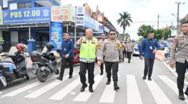 Kapolda Kalsel, Irjen Pol Rosyanto Yudha Hermawan, inspeksi mendadak memantau dan mengecek kesiapan pengamanan untuk kegiatan Pengajian Malam 5 Rajab 1447 H, di Sekumpul Martapura, Kabupaten Banjar, Selasa (23/12/2025). (SuarIndonesia/Ist)