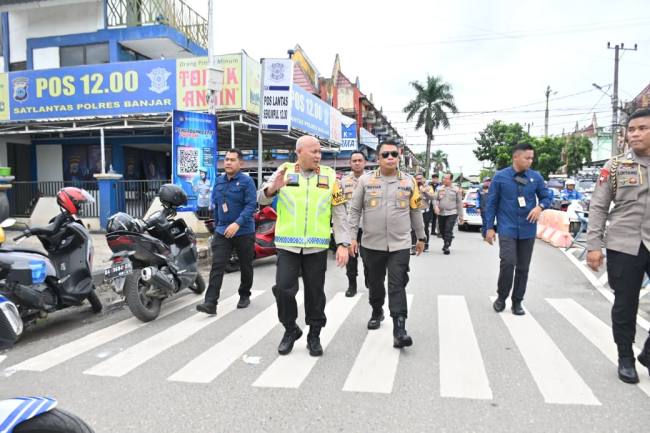Kapolda Kalsel, Irjen Pol Rosyanto Yudha Hermawan, inspeksi mendadak memantau dan mengecek kesiapan pengamanan untuk kegiatan Pengajian Malam 5 Rajab 1447 H, di Sekumpul Martapura, Kabupaten Banjar, Selasa (23/12/2025). (SuarIndonesia/Ist)