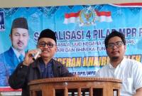 Pangeran Khairul Saleh mengandeng narasumber Ustaz H Harni Arrasyid SH, dalam kegiatan '4 Pilar' terselenggarakan di Pendopo Ramin Banjarmasin, Senin (22/12/2025) (SuarIndonesia/Ist)