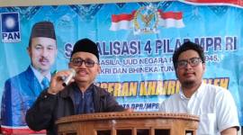 Pangeran Khairul Saleh mengandeng narasumber Ustaz H Harni Arrasyid SH, dalam kegiatan '4 Pilar' terselenggarakan di Pendopo Ramin Banjarmasin, Senin (22/12/2025) (SuarIndonesia/Ist)