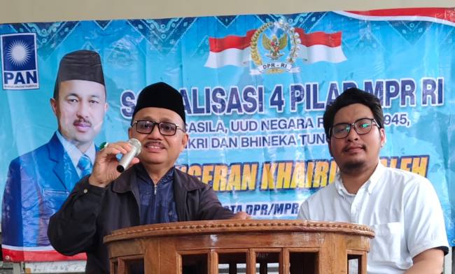 Pangeran Khairul Saleh mengandeng narasumber Ustaz H Harni Arrasyid SH, dalam kegiatan '4 Pilar' terselenggarakan di Pendopo Ramin Banjarmasin, Senin (22/12/2025) (SuarIndonesia/Ist)