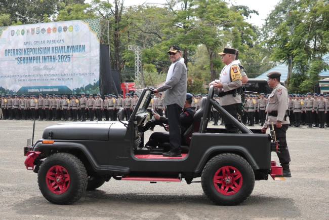 Ketua DPRD (Kalsel) H. Supian HK, enghadiri sekaligus memimpin Apel Gelar Pasukan Pengamanan Pengajian 5 Rajab 1447 Hijriah di Lapangan Murjani, Kota Banjarbaru, Kamis (25/12/2025) sore. (SuarIndonesia/Ist)