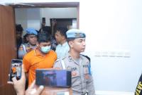 MS , mengenakan baju tahanan berwarna oranye, dengan kedua tangan terborgol, serta digiring petugas dari Provos dan lainnya yang mengawalnya dengan pengamanan ketat Jumat (26/12/2025. (SuarIndoneia/YI))