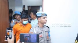 MS , mengenakan baju tahanan berwarna oranye, dengan kedua tangan terborgol, serta digiring petugas dari Provos dan lainnya yang mengawalnya dengan pengamanan ketat Jumat (26/12/2025. (SuarIndoneia/YI))