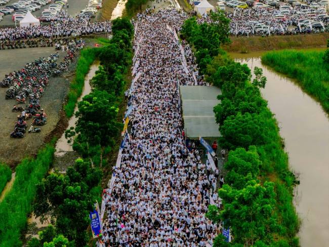 Jalan Santai Batfest 2025 di Kabupaten Tanah Bumbu, Dahsyat !,  tercatat  30 ribu peserta dengan  hadiah 200 paket umrah, Minggu (28/12/2025). (SuarIndonesia/Ist)