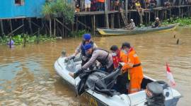 Korban mengapung di Jalan Basirih tepatnya Sungai Martapura Banjarmasin Barat, Senin (29/12/2025), (SuarIndonesia/DO)
