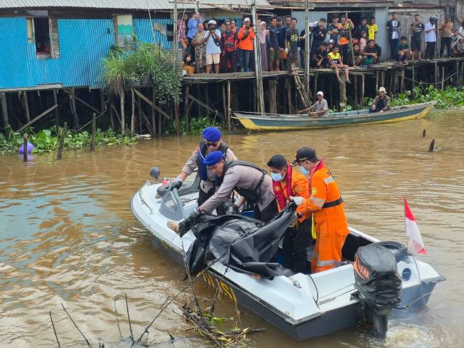 Korban mengapung di Jalan Basirih tepatnya Sungai Martapura Banjarmasin Barat, Senin (29/12/2025), (SuarIndonesia/DO)