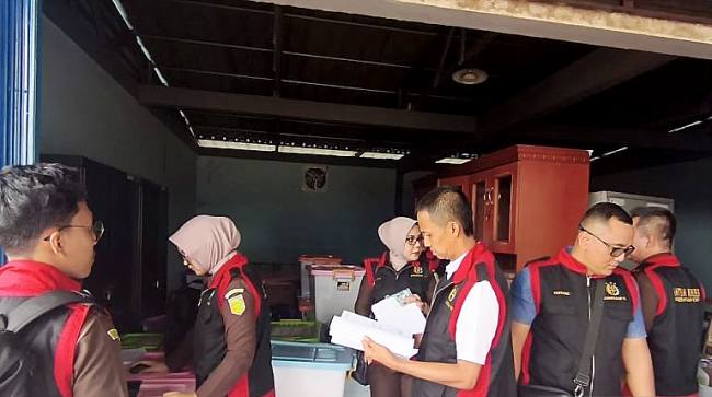 Tim penyidik Kejaksaan Tinggi Kalimantan Barat melakukan penggeledahan di Kantor Distrik Navigasi Kelas III Pontianak, Jalan Khatulistiwa Nomor 149, Kelurahan Siantan Hilir, Kecamatan Pontianak Utara, Kota Pontianak. (Foto: Humas Kejati Kalbar)
