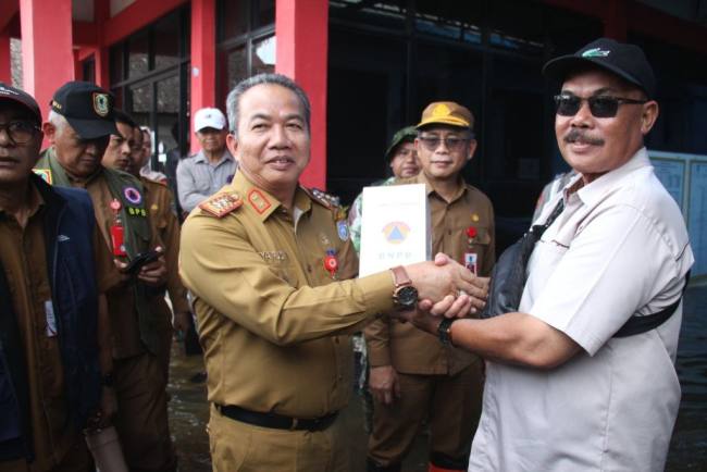 Pemerintah Provinsi Kalimantan, apresiasi atas kunjungan langsung Menteri Lingkungan Hidup Republik Indonesia, Hanif Faisol Nurofiq, ke wilayah terdampak banjir di Desa Bincau, Kabupaten Banjar, Selasa (30/12/2025). (SuarIndonesia/Adv)