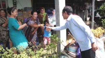 Menteri LH, Hanif Faisol Nurofiq kunjungan langsung ke kawasan terdampak banjir di Desa Bincau, Kabupaten Banjar, Selasa (30/12/2025). (SuarIndonesia/Adv)