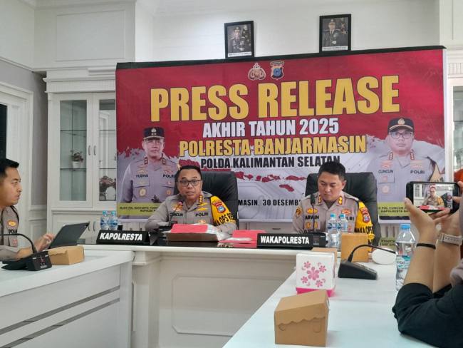 Kapolresta Banjarmasin Kombes Pol Cuncun Kurniad (kiri)i didampangi Waka Polresta AKBP Arwin Amrih W, SuarIndonesia/YI)