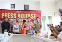 Kapolresta Banjarmasin Kombes Cuncun Kurniadi didampangi Kapolsek Banjarmasin Timur AKP Morris Widhi Harto dengan barang bukti disita. (SuarIndonesia/YI)