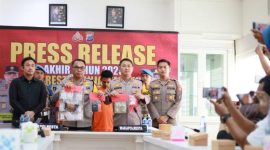 Kapolresta Banjarmasin Kombes Cuncun Kurniadi didampangi Kapolsek Banjarmasin Timur AKP Morris Widhi Harto dengan barang bukti disita. (SuarIndonesia/YI)
