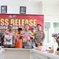 Kapolresta Banjarmasin Kombes Cuncun Kurniadi didampangi Kapolsek Banjarmasin Timur AKP Morris Widhi Harto dengan barang bukti disita. (SuarIndonesia/YI)