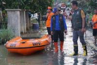 Kepala Pelaksana BPBD Balangan H Rahmi saat melakukan pantauan ke titik lokasi banjir di Kecamatan Juai. (Foto : Mc Balangan)
