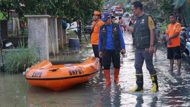 Kepala Pelaksana BPBD Balangan H Rahmi saat melakukan pantauan ke titik lokasi banjir di Kecamatan Juai. (Foto : Mc Balangan)