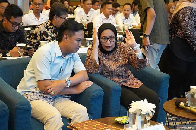 Wakil Kepala BGN Nanik Sudaryati Deyang (kanan) dalam acara Koordinasi dan Evaluasi Program MBG di Cilacap, Jawa Tengah, Jumat (5/12/2025). (Foto: Dok BGN)