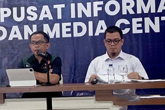 
Abdul Muhari (kiri), Kepala Pusat Data Informasi dan Komunikasi Kebencanaan BNPB. (ANTARA/M Haris SA)