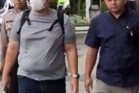 Albertinus P Napitupulu (APN) (tengah)