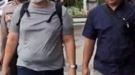 Albertinus P Napitupulu (APN) (tengah)