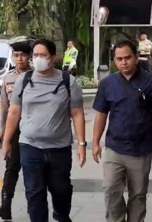 Albertinus P Napitupulu (APN) (tengah)