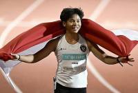 Pelari Indonesia Dina Aulia (tengah) beradu kecepatan dengan pelari Vietnam Nguyen Bui Thi (kiri) dan Thi My Tien Huynh (kanan) pada final nomor lari gawang 100 meter putri SEA Games 2025 di Suphachalasai National Stadium, Pathum Wan, Bangkok, Thailand, Jumat (12/12/2025). (Foto: Antara/Nova Wahyudi)