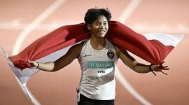 Pelari Indonesia Dina Aulia (tengah) beradu kecepatan dengan pelari Vietnam Nguyen Bui Thi (kiri) dan Thi My Tien Huynh (kanan) pada final nomor lari gawang 100 meter putri SEA Games 2025 di Suphachalasai National Stadium, Pathum Wan, Bangkok, Thailand, Jumat (12/12/2025). (Foto: Antara/Nova Wahyudi)