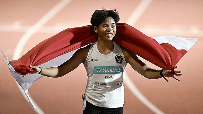 Pelari Indonesia Dina Aulia (tengah) beradu kecepatan dengan pelari Vietnam Nguyen Bui Thi (kiri) dan Thi My Tien Huynh (kanan) pada final nomor lari gawang 100 meter putri SEA Games 2025 di Suphachalasai National Stadium, Pathum Wan, Bangkok, Thailand, Jumat (12/12/2025). (Foto: Antara/Nova Wahyudi)