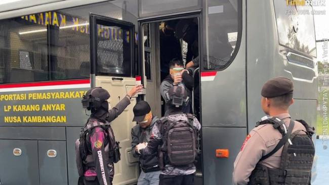 Dua napi Palangka Raya dipindah ke Nusakambangan. (Foto: Dok Kanwil Ditjenpas Kalteng)
