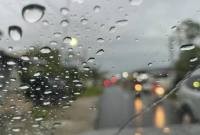 Warga melintasi jalan raya di saat hujan mengguyur Kota Palangka Raya. (Foto: Antara/Rendhik Andika)