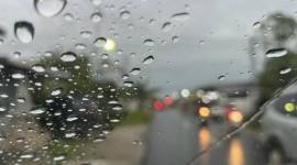 Warga melintasi jalan raya di saat hujan mengguyur Kota Palangka Raya. (Foto: Antara/Rendhik Andika)