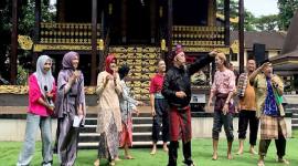Dinas Pendidikan dan Kebudayaan Kalimantan Selatan berupaya melestarian sekaligus mempromosikan Warisan Budaya Takbenda Kalimantan Selatan kepada masyarakat luas, melalui pergelaran Teater Tradisi Japin Carita di Taman Mini Indonesia Indah (TMII) Jakarta. (Foto: Dok Pemprov Kalsel)