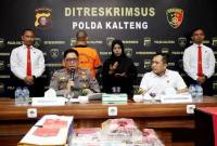 Kabid Humas Polda Kalteng, Kombes Pol Erlan Munaji bersama Direktur Reskrimsus, Kombes Pol Rimsyahtono, pada saat menggelar konferensi pers, Kamis (18/12/2025). (ANTARA/Auliya Rarhman)