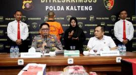 Kabid Humas Polda Kalteng, Kombes Pol Erlan Munaji bersama Direktur Reskrimsus, Kombes Pol Rimsyahtono, pada saat menggelar konferensi pers, Kamis (18/12/2025). (ANTARA/Auliya Rarhman)