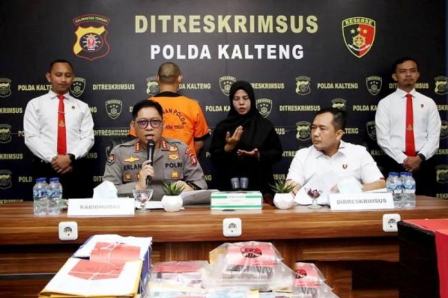 Kabid Humas Polda Kalteng, Kombes Pol Erlan Munaji bersama Direktur Reskrimsus, Kombes Pol Rimsyahtono, pada saat menggelar konferensi pers, Kamis (18/12/2025). (ANTARA/Auliya Rarhman)