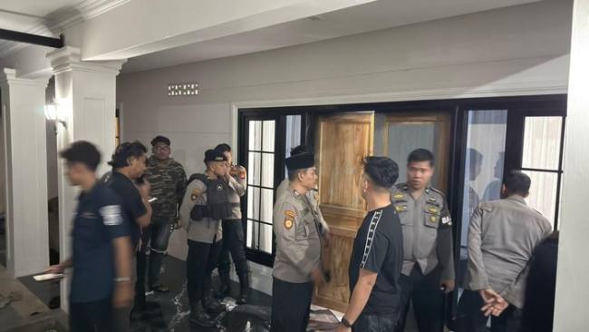 
Polisi saat tiba di TKP. (Foto: Istimewa)