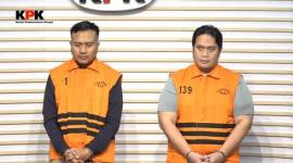 Kepala Kejaksaan Negeri Hulu Sungai Utara (HSU) Albertinus P Napitupulu (APN) dan Kasi Intel Kejari HSU Asis Budianto (ASB) yang ditangkap dalam OTT KPK. (Foto: @YouTube KPK)