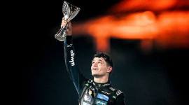 Juara Dunia Pembalap F1 2025 Lando Norris dari Inggris Raya dan McLaren, yang finis ketiga, merayakan kemenangan di podium di Grand Prix F1 Abu Dhabi pada hari Minggu. (Clive Mason/Getty Images)