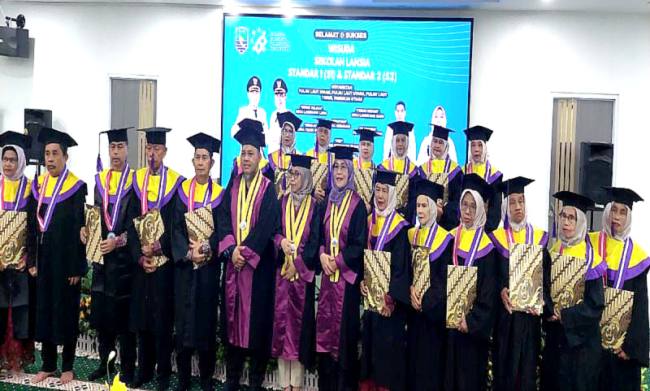 Dinas Pemberdayaan Perempuan, Perlindungan Anak, Pengendalian Penduduk dan Keluarga Berencana (DPPPAPPKB) Kabupaten Kotabaru Provinsi Kalimantan Selatan menggelar wisuda sebanyak 107 lansia Sekolah Lansia Standar 1 (S1) dan Standar 2 (S2) 2025 di Kotabaru, beberapa waktu lalu. (Foto: Dok Diskominfo Kotabaru)