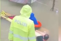 Aksi terobos banjir dengan rakit batang pisang selamatkan warga. (SuarIndonesia/Instagram)