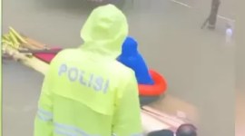 Aksi terobos banjir dengan rakit batang pisang selamatkan warga. (SuarIndonesia/Instagram)