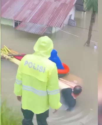 Aksi terobos banjir dengan rakit batang pisang selamatkan warga. (SuarIndonesia/Instagram)