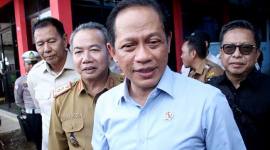 Menteri Lingkungan Hidup Republik Indonesia, Hanif Faisol Nurofiq (baju putih depan). (Foto: Dok Pemprov Kalsel)