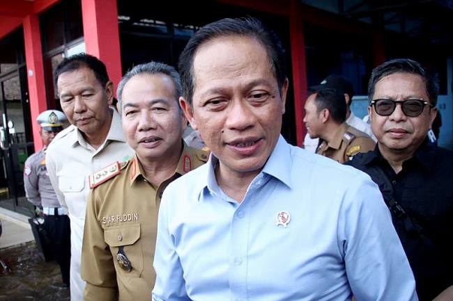 Menteri Lingkungan Hidup Republik Indonesia, Hanif Faisol Nurofiq (baju putih depan). (Foto: Dok Pemprov Kalsel)