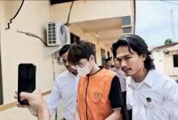 Tersangka pelaku pemeran video asusila MF (24) saat diamankan Satreskrim Polres Balangan, Senin (22/12/2025). (Foto: Istimewa)