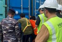 Tim gabungan membongkar kontainer berisi rokok ilegal di Pelabuhan Dwikora Pontianak, (Foto: Istimewa)